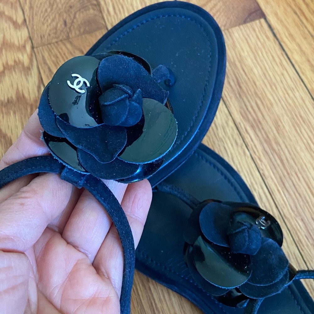 Chanel Women's Black Sandals with Floral Accent - Picture 7 of 8